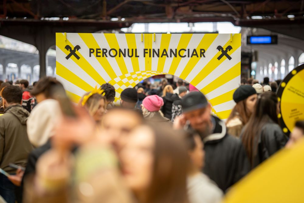 Mii de români au primit sfaturi financiare la Peronul Financiar, înainte de plecarea în mini-vacanța de 1 Mai